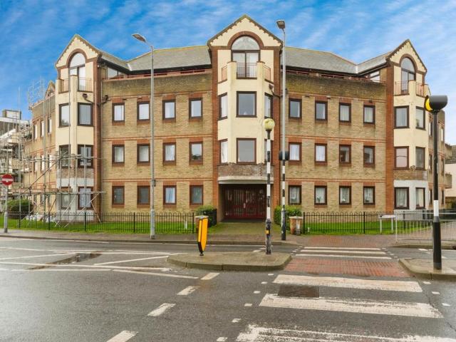 Flat for sale in Dale Hill, Essex