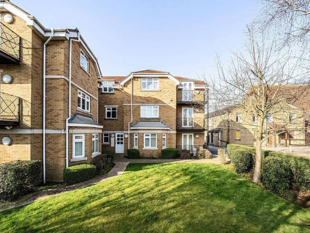 Flat for sale in Northwood, Greater London
