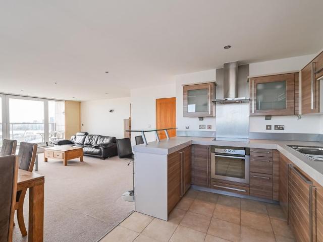Flat for sale in Canning Town, Greater London