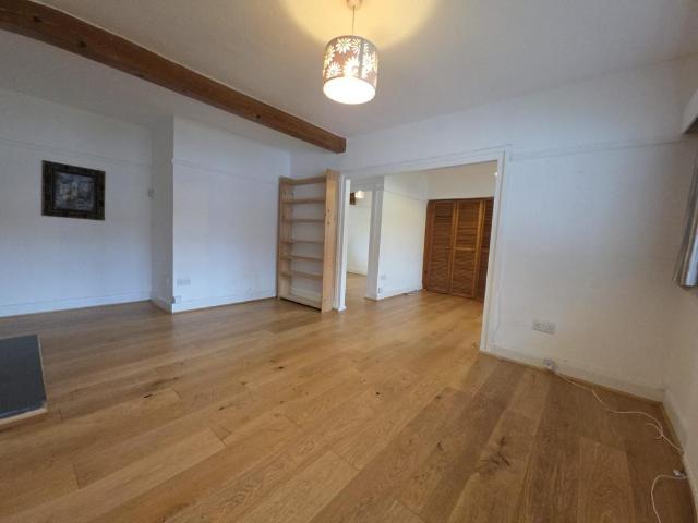 Flat for sale in Golders Green, Greater London