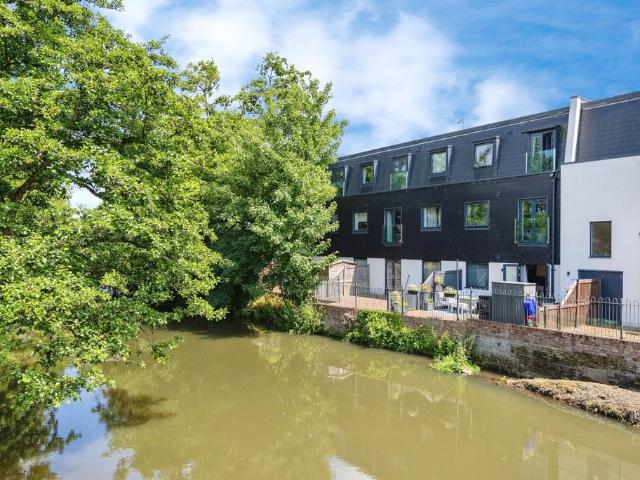 Flat for sale in Fole, Surrey