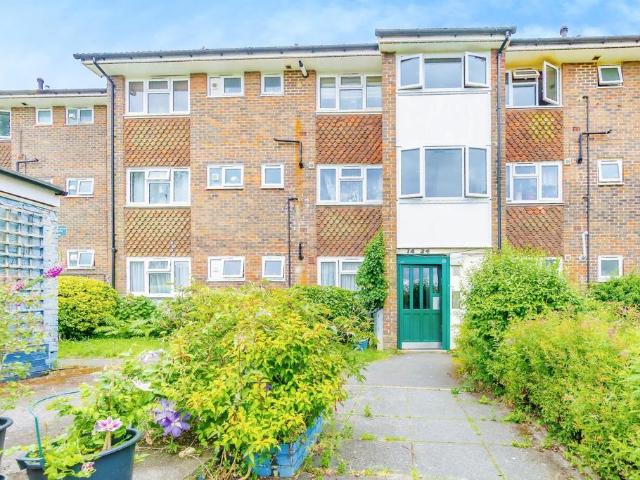 Flat for sale in London Borough of Croydon, Shirley