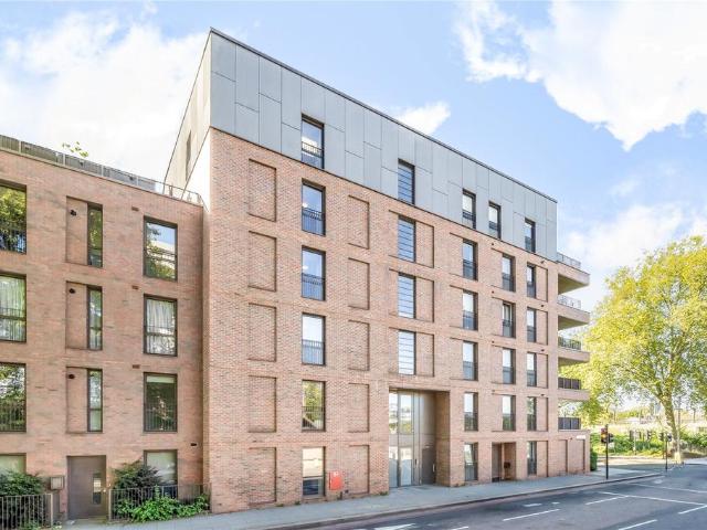 Flat for sale in Limehouse, Greater London