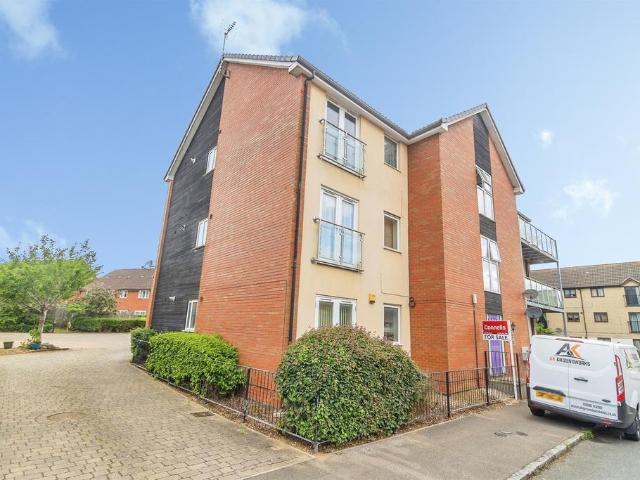 Flat for sale in Monkston Park, Milton Keynes