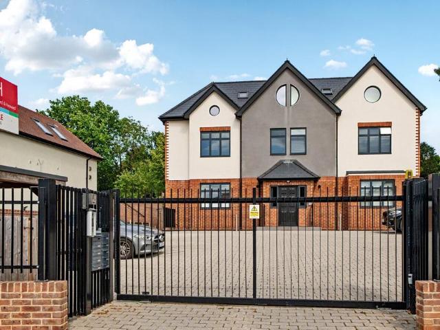 Flat for sale in Hayes, Greater London