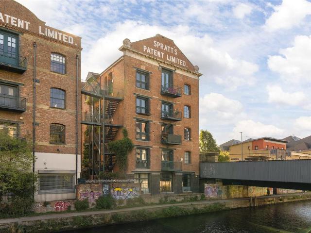 Flat for sale in Bromley-by-Bow, Greater London