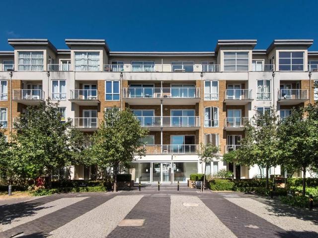 Flat for sale in Kew, Greater London