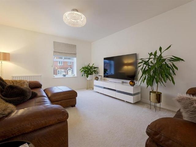 Flat for sale in Allington, Midway