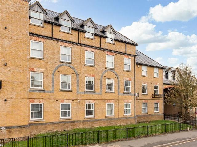 Flat for sale in Kings Hill, Colliers End