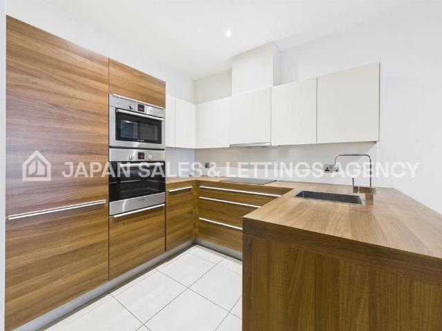Flat for sale in London Borough of Ealing, Greater London