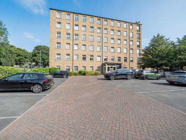 Flat for sale in Dewsbury, West Yorkshire