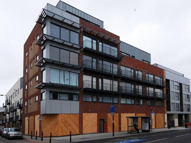 Flat for sale in Summerstown, Greater London