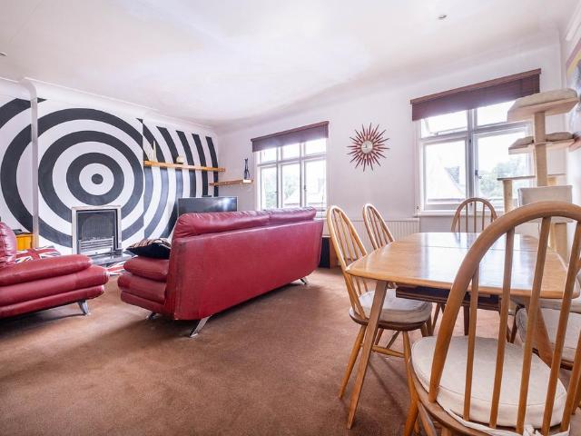 Flat for sale in London Borough of Merton, Raynes Park
