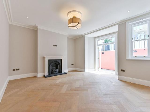 Flat for sale in Chalk Farm, Primrose Hill