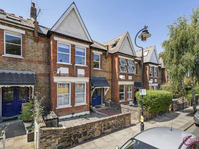 Flat for sale in Stroud Green, Greater London
