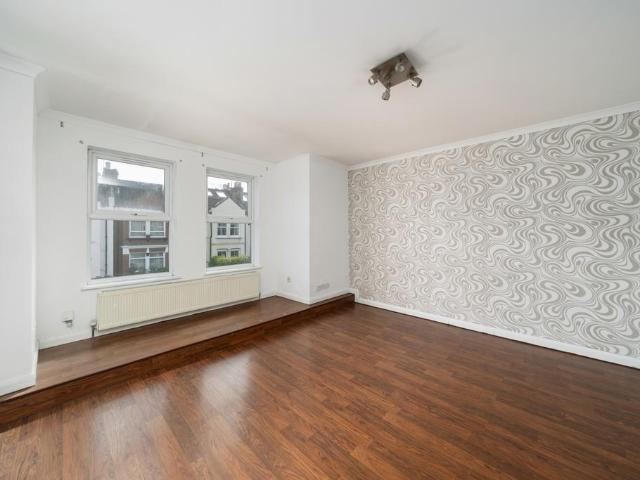 Flat for sale in Southfields, Greater London