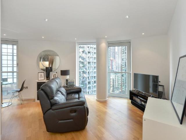 Flat for sale in Isle Of Dogs, Greater London