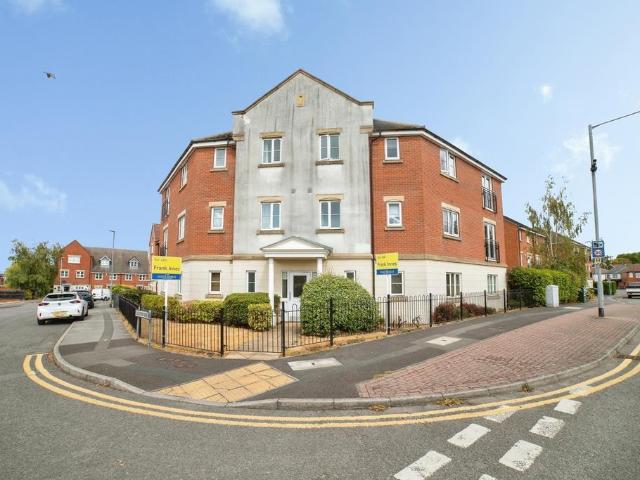 Flat for sale in Berry Hill, Potters Corner