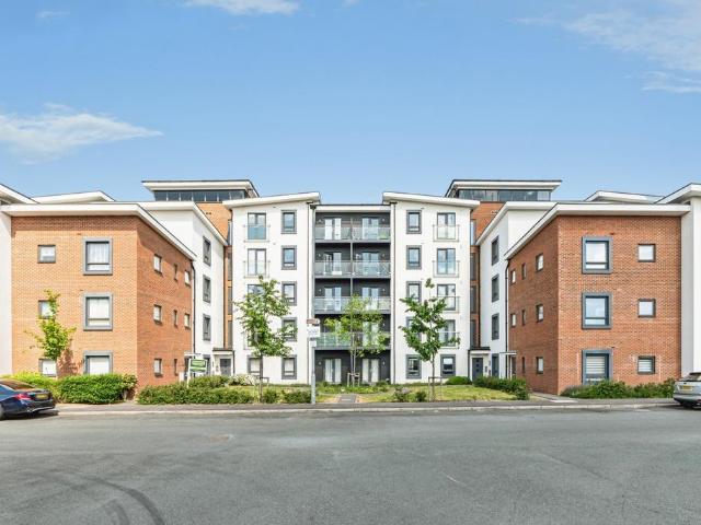 Flat for sale in Jennetts Park, Binfield