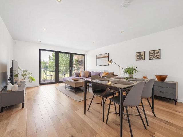 Flat for sale in Loughborough Junction, Greater London
