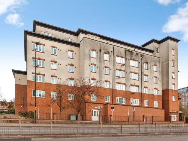 Flat for sale in Slough