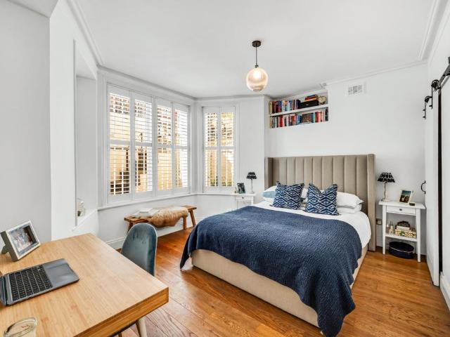 Flat for sale in West Kensington, Greater London