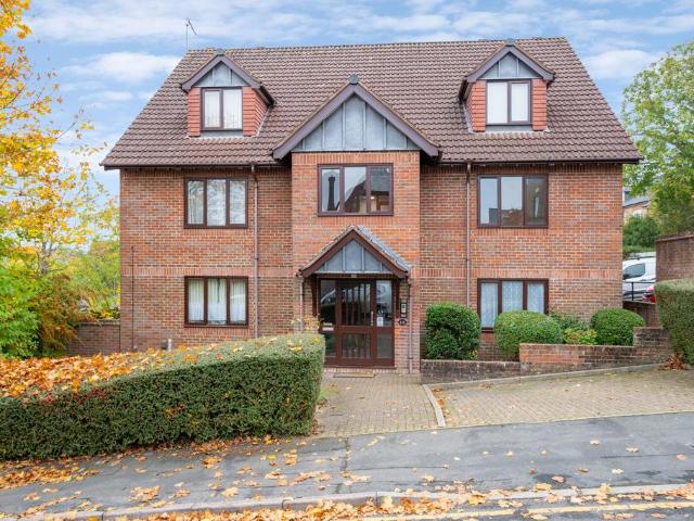 Flat for sale in Ashlyns Estate, Pouchen End