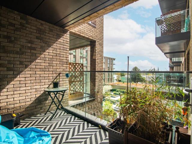 Flat for sale in Woodberry Down, Stoke Newington