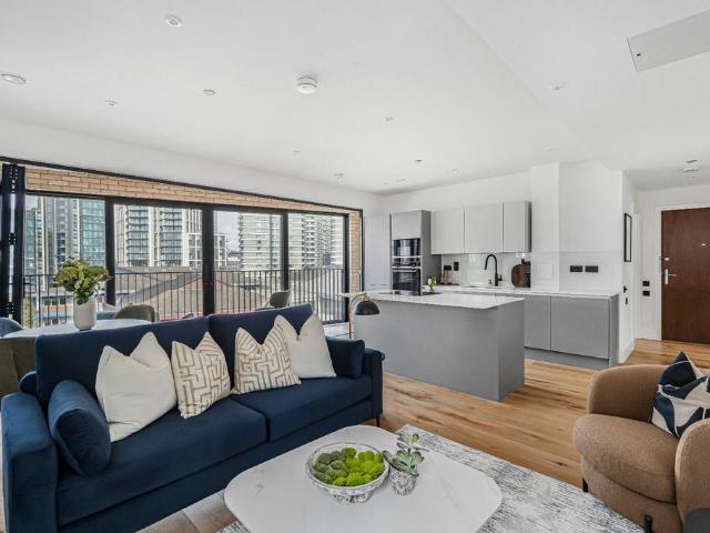 Flat for sale in Vauxhall, Greater London