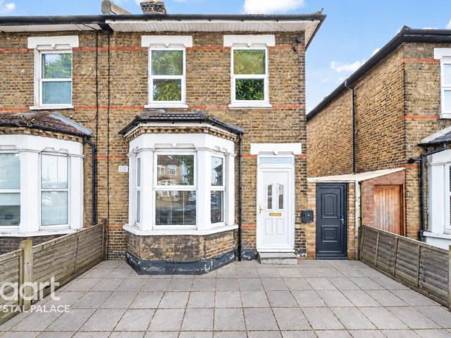 Flat for sale in Bell Green, Greater London