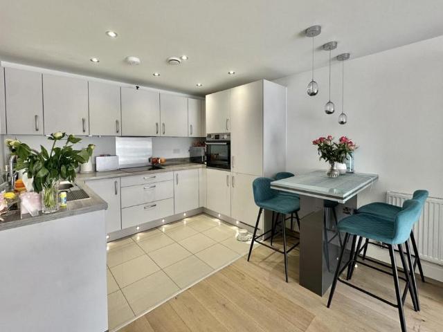 Flat for sale in Ickenham, Greater London