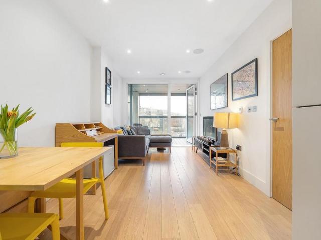Flat for sale in Stockwell Park, Greater London