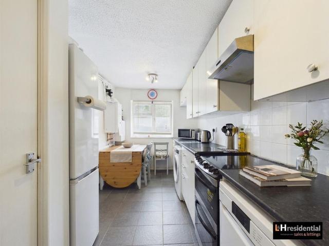 Flat for sale in Elstree and Borehamwood, Borehamwood