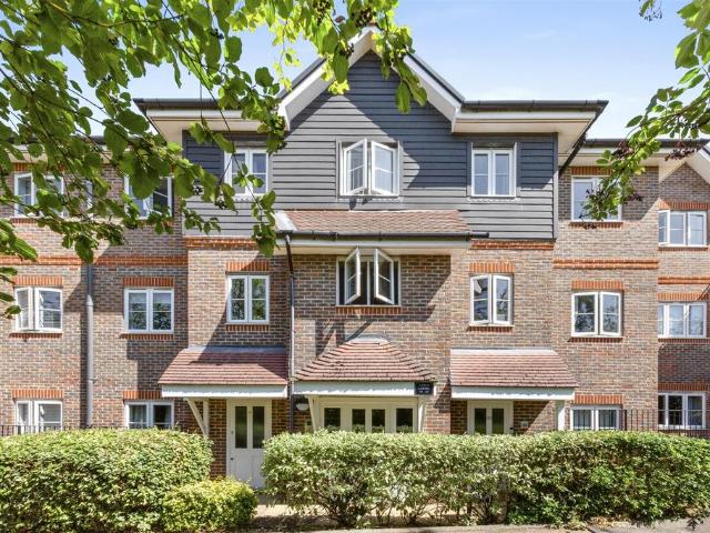 Flat for sale in Loudwater, Buckinghamshire