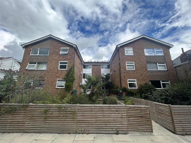 Flat for sale in London Borough of Ealing, Greater London