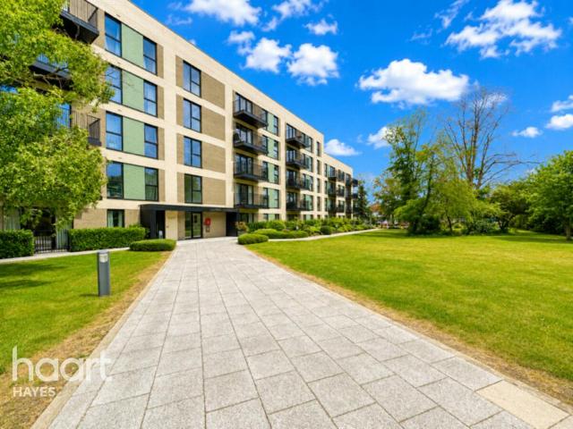 Flat for sale in Hayes, Greater London