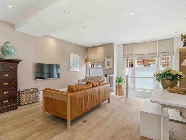 Flat for sale in Fulham, Greater London