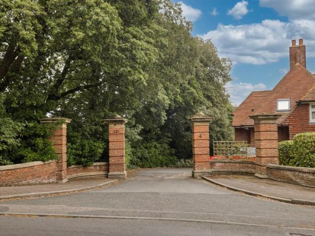 Flat for sale in Acol, Kent