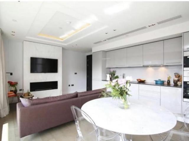 Flat for sale in Kensington, Greater London