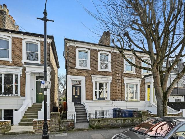 Flat for sale in London Borough of Ealing, Greater London