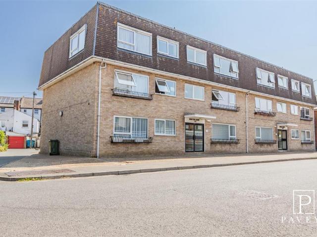 Flat for sale in Frinton and Walton, Dale Hill