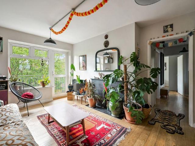Flat for sale in Stoke Newington, Greater London