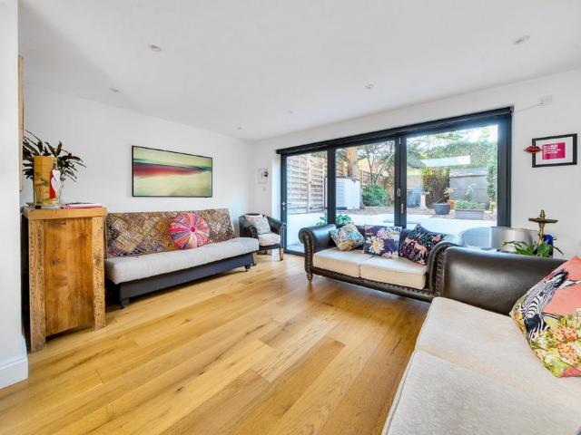 Flat for sale in London Borough of Hounslow, Strand