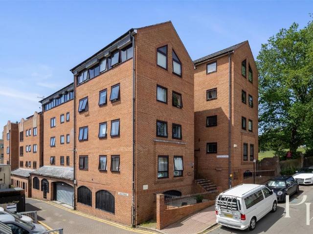 Flat for sale in Round Hill, Isle Of Man