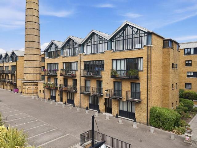 Flat for sale in Isle Of Dogs, Greater London