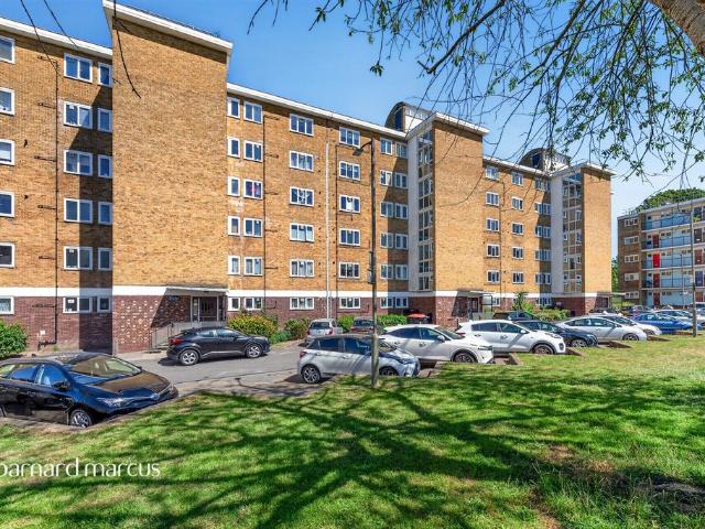 Flat for sale in Roehampton, Greater London