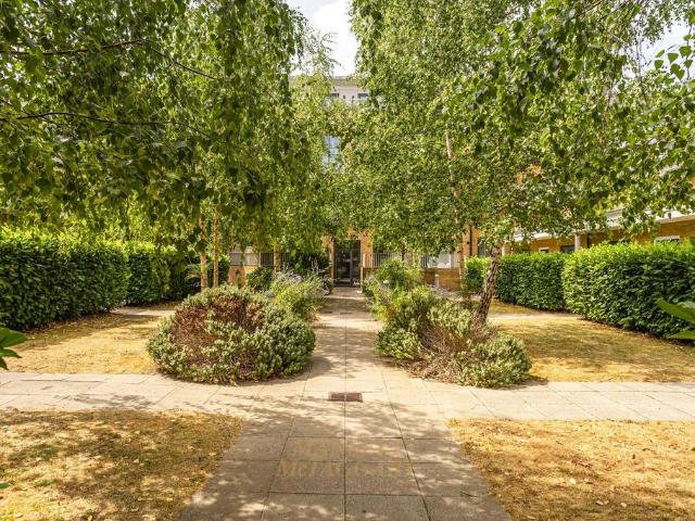 Flat for sale in Red Hill, Surrey