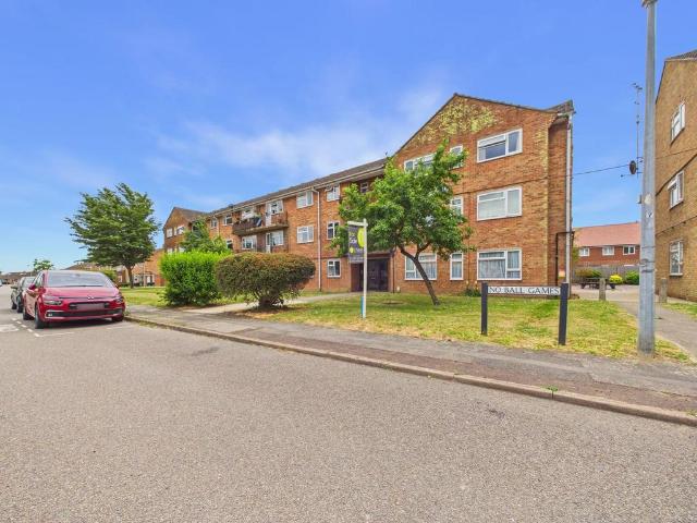 Flat for sale in Chipping Hill, Essex