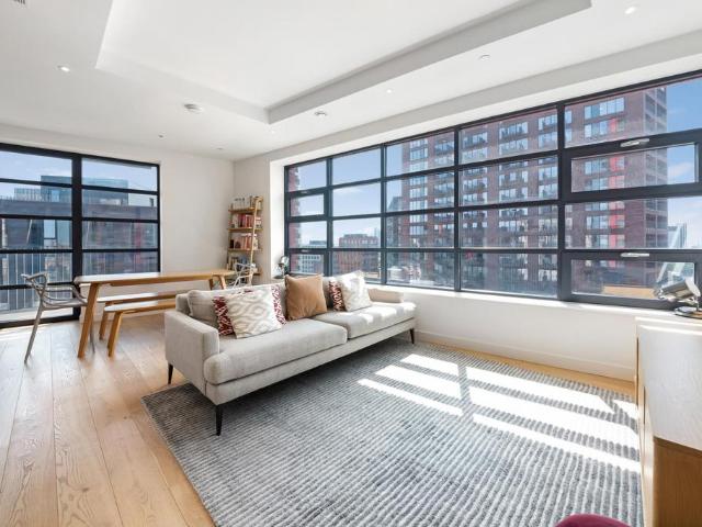 Flat for sale in London City Island, Blackwall