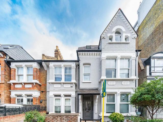 Flat for sale in Battersea, Greater London